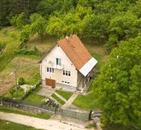 Na prenájom, 5-izbový rodinný dom s pozemkom 2225 m2, Papradno - Rodinný dom v Papradne s veľkou záhradou a zeleným okolím.