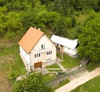 Na prenájom, 5-izbový rodinný dom s pozemkom 2225 m2, Papradno - Rodinný dom v Papradne obklopený trávnatým pozemkom a stromami, prístupová cesta.