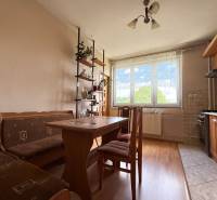 Na prenájom, 5-izbový rodinný dom s pozemkom 2225 m2, Papradno - Rodinný dom s kuchyňou obsahujúcou drevený nábytok, jedálenský stôl a poličku s dekoráciami.