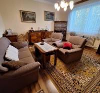  AKCIOVÁ ponuka - 2 rodinné domy s BENEFITMI - za cenu jedného v Šali  - Obývacia izba v rodinnom dome s pohodlným nábytkom a orientálnym kobercom.