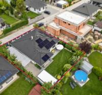 BÝVAJTE SKORO BEZ NÁKLADOV V DOME SNOV: 4-IZB. BUNGALOV 124 m2 - Rodinný dom na Feniklovej ulici v Malinove, s fotovoltaickými panelmi a záhradou.