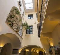 Klimatizované kancelárie v centre mesta na Michalskej ulici  - Interiér kancelárie s preskleným stropom, balkónmi a rastlinami.