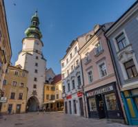 Klimatizované kancelárie v centre mesta na Michalskej ulici  - Ulica Michalská v Bratislave - Starom Meste s historickými budovami a obchodmi, Kancelárie.