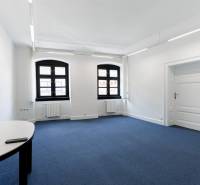 Klimatizované kancelárie v centre mesta na Michalskej ulici  - Priestranné kancelárie s modrým kobercom, bielymi stenami a dvomi oknami.