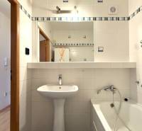 Priestranný 3-izbový byt s balkónom 68 m² Belinského - Kúpeľňa so zrkadlom, umývadlom a vaňou v 3-izbovom byte.