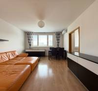 Priestranný 3-izbový byt s balkónom 68 m² Belinského - Obývacia izba so sedačkou a jedálenským stolom v 3-izbovom byte.