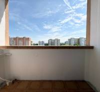 Priestranný 3-izbový byt s balkónom 68 m² Belinského - Balkón s výhľadom na paneláky a oblohu z 3-izbového bytu v Bratislava - Dvory.