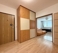 Priestranný 3-izbový byt s balkónom 68 m² Belinského - Predsieň s vchodom, vstavanou skriňou a pohľadom do obývačky 3-izbového bytu.