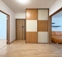 Priestranný 3-izbový byt s balkónom 68 m² Belinského - Interiér 3-izbového bytu s drevenými prvkami a svetlou podlahou.
