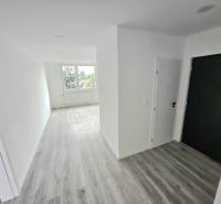 3 izbový byt Bánovce nad Bebravou / CENTRUM- STRED / 56 m2 / NOVÁ REKO - Svetlá chodba a podlaha v 3-izbovom byte s veľkým oknom.