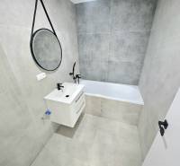 3 izbový byt Bánovce nad Bebravou / CENTRUM- STRED / 56 m2 / NOVÁ REKO - Kúpeľňa v 3-izbovom byte s vaňou, umývadlom a zrkadlom na stene.