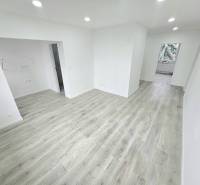 3 izbový byt Bánovce nad Bebravou / CENTRUM- STRED / 56 m2 / NOVÁ REKO - Svetlá podlaha a biele steny v 3-izbovom byte s priestrannou chodbou.