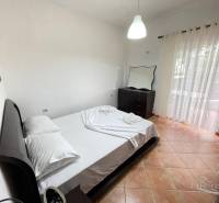 Sarandë - novozariadený apartmán v tesnej blízkosti mora - Spálňa v rekreačnom apartmáne s manželskou posteľou, komodou a balkónom.