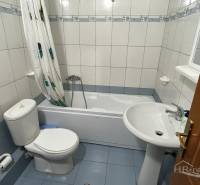 Sarandë - novozariadený apartmán v tesnej blízkosti mora - Kúpeľňa v rekreačnom apartmáne, s vaňou, umývadlom a toaletou.