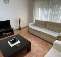 Sarandë - novozariadený apartmán v tesnej blízkosti mora - Obývacia izba v rekreačnom apartmáne s pohovkami, stolíkom a televízorom.