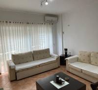 Sarandë - novozariadený apartmán v tesnej blízkosti mora - Pohodlný obývací priestor s dvomi pohovkami v rekreačnom apartmáne.