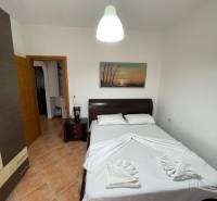 Sarandë - novozariadený apartmán v tesnej blízkosti mora - Spálňa v rekreačnom apartmáne s dvojposteľou, skrine a dekoračný obraz na stene.