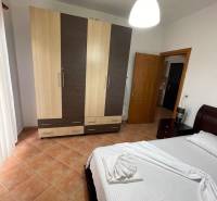 Sarandë - novozariadený apartmán v tesnej blízkosti mora - Svetlá spálňa v rekreačnom apartmáne s posteľou, šatníkovou skriňou a kachličkovou podlahou.