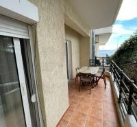 Sarandë - novozariadený apartmán v tesnej blízkosti mora - Balkón s posedením v rekreačnom apartmáne v Sarandë, s výhľadom na more.
