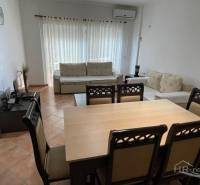 Sarandë - novozariadený apartmán v tesnej blízkosti mora - Obývacia izba s jedálenským stolom a pohovkou v rekreačnom apartmáne.