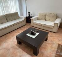 Sarandë - novozariadený apartmán v tesnej blízkosti mora - Obývacia izba v rekreačnom apartmáne s dvomi pohovkami a konferenčným stolíkom.