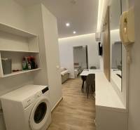 Sarandë - novozariadený apartmán s výhľadom na more - Praktické usporiadanie s práčkou a jedálenským stolom v Rekreačnom apartmáne.