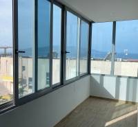 Sarandë - novozariadený apartmán s výhľadom na more - Sklenená terasa s výhľadom na more v rekreačnom apartmáne.