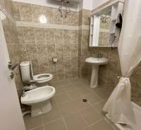 Sarandë - novozariadený apartmán s výhľadom na more - Kúpeľňa v rekreačnom apartmáne; umývadlo, zrkadlo, toaleta, bidet a ohrievač vody.