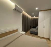 Sarandë - novozariadený apartmán s výhľadom na more - Rekreačný apartmán s posteľou, skriňou, klimatizáciou a pohovkou.