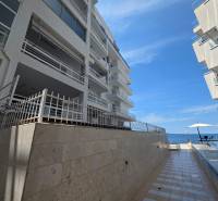 Sarandë - zariadený apartmán s otvoreným výhľadom na more - Rekreačný apartmán v Sarandë s výhľadom na more a terasou pri bazéne.