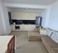 Sarandë - zariadený apartmán s otvoreným výhľadom na more - Rekreačný apartmán s kuchynskou linkou, pohovkou a jedálenským stolom.