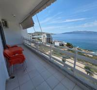 Sarandë - zariadený apartmán s otvoreným výhľadom na more - Balkón rekreačného apartmánu v Sarandë s výhľadom na more a okolie.