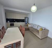 Sarandë - zariadený apartmán s otvoreným výhľadom na more - Priestranná obývacia izba Rekreačného apartmánu s kuchynským kútom a pohodlnou rohovou sedačkou.