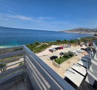 Sarandë - zariadený apartmán s otvoreným výhľadom na more - Pohľad z rekreačného apartmánu v Sarandë na more a parkovisko pri budove.