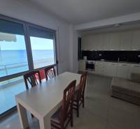 Sarandë - zariadený apartmán s otvoreným výhľadom na more - Kuchyňa a jedálenský stôl v rekreačnom apartmáne s výhľadom na more.