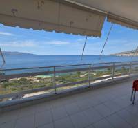 Sarandë - zariadený apartmán s otvoreným výhľadom na more - Balkón rekreačného apartmánu v Sarandë s výhľadom na more a okolitú krajinu.