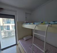 Sarandë - zariadený apartmán s otvoreným výhľadom na more - Poschodová posteľ v spálni Rekreačného apartmánu, s výhľadom na balkón.