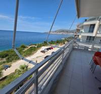Sarandë - zariadený apartmán s otvoreným výhľadom na more - Balkón rekreačného apartmánu v Sarandë s výhľadom na modré more a pobrežie.