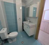 Sarandë - zariadený apartmán s otvoreným výhľadom na more - Kúpeľňa so svetlomodrými dlaždicami v Rekreačnom apartmáne, umývadlo a zrkadlová skrinka.