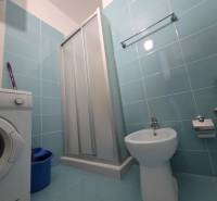 Sarandë - zariadený apartmán s otvoreným výhľadom na more - Kúpeľňa v rekreačnom apartmáne s práčkou, sprchovým kútom a bidetom.