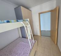 Sarandë - zariadený apartmán s otvoreným výhľadom na more - Detská izba s poschodovou posteľou v rekreačnom apartmáne má svetlé steny a podlahy.