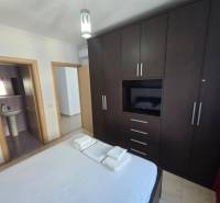 Sarandë - zariadený apartmán s otvoreným výhľadom na more - Spálňa v rekreačnom apartmáne s veľkou šatníkovou skriňou a pripojenou kúpeľňou.