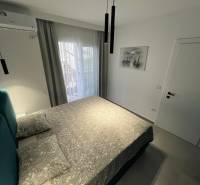 Sarandë - zariadený apartmán, výhľad na more, garážové státie - Rekreačný apartmán s pohodlnou posteľou, klimatizáciou a balkónovými dverami s výhľadom.