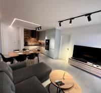 Sarandë - zariadený apartmán, výhľad na more, garážové státie - Obývačka rekreačného apartmánu je vybavená kuchyňou, jedálenským stolom a pohodlnou pohovkou.