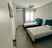 Sarandë - zariadený apartmán, výhľad na more, garážové státie - Dvojlôžková izba s čalúnenými posteľami v Rekreačnom apartmáne.