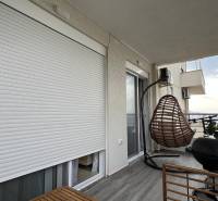 Sarandë - zariadený apartmán, výhľad na more, garážové státie - Balkón s nástennými roletami, závesným košom, grilom a výhľadom, rekreačný apartmán Sarandë.