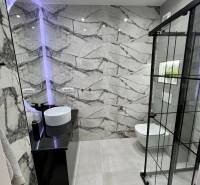 Sarandë - zariadený apartmán, výhľad na more, garážové státie - Kúpeľňa v rekreačnom apartmáne s dizajnovým umývadlom a sprchovacím kútom.