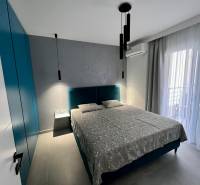 Sarandë - zariadený apartmán, výhľad na more, garážové státie - Izba s pohodlnou posteľou, skriňou, závesmi a balkónovými dverami.