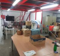 Prenájom skladu 150 m2 pri Zlatých pieskoch na Studenej ul. - Interiér skladov a hál s kartónmi, stolmi a červenými schodmi.