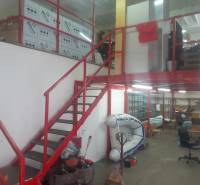 Prenájom skladu 150 m2 pri Zlatých pieskoch na Studenej ul. - Interiér skladu s regálmi, člnom a červeným schodiskom.